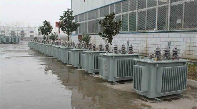油浸式變壓器的保養如何去做？預防滲漏油：油浸式變壓器在油箱內充滿變壓器油，裝配中依靠緊固件對耐油橡膠元件加壓而密封。